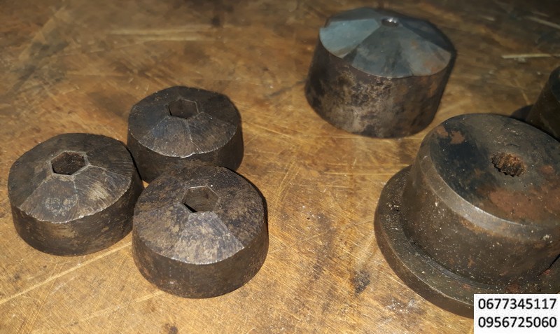 Инструмент для производства крепежа и метизов ,Пуансоны первого прохода, Холодновысадочные матрицы, Отрезные (вырубные) матрицы, Отрезные ножи, Пробивные пуансоны, Разделительные штампы, инструмент для холодной высадки (ножи, отрезные втулки, матрицы для холодновысадочных прессов, обрезные матрицы, редукционные матрицы, твёрдосплавные вставки и сердечники); матрицы для холодной объемной штамповки, высадки, твердосплавные и тальные фильеры; отрезные ножи; выталкивающие пуансоны (выталкиватели), пуансоны для экструзии различных форм.высадочные и экструзионные матрицы с твердосплавными вставкамиволоки (твёрдосплавные, алмазные); гильзы, обоймы, втулки; разделительные штампы; (ролики и призмы механизмов подачи проволоки, держатели матриц и пуансонов, быстроизнашивающиеся и запасные части к различным типам оборудования). Холодновысадочный, резьбонакатной и резьбонарезной инструмент для производства крепежных изделий. Инструмент для холодновысадочных автоматов. Матрицы для высадки болтов с редуцированием стержня 
